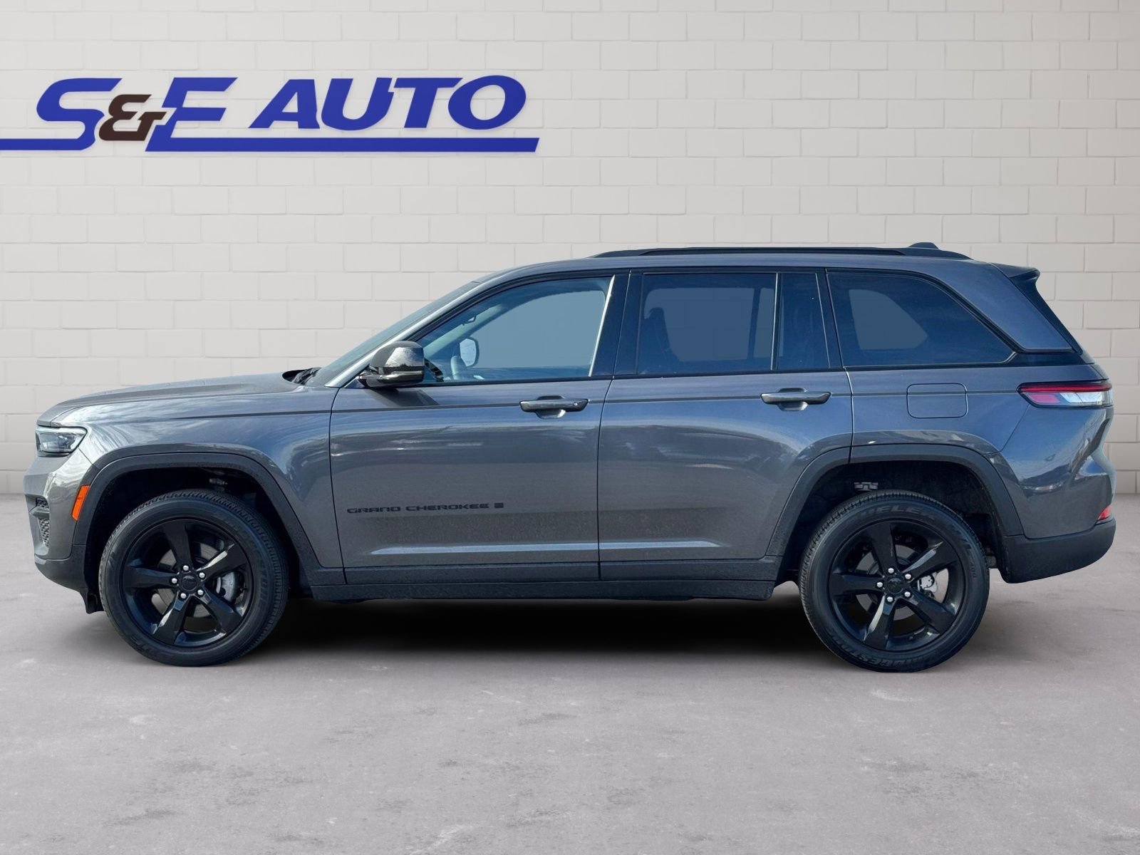Used 2023 Jeep Grand Cherokee Altitude image 2