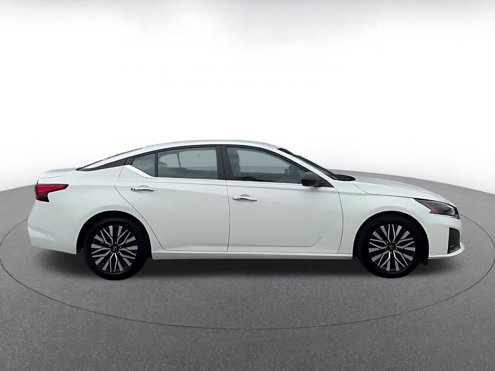 Used 2025 Nissan Altima 2.5 SV FWD image 16