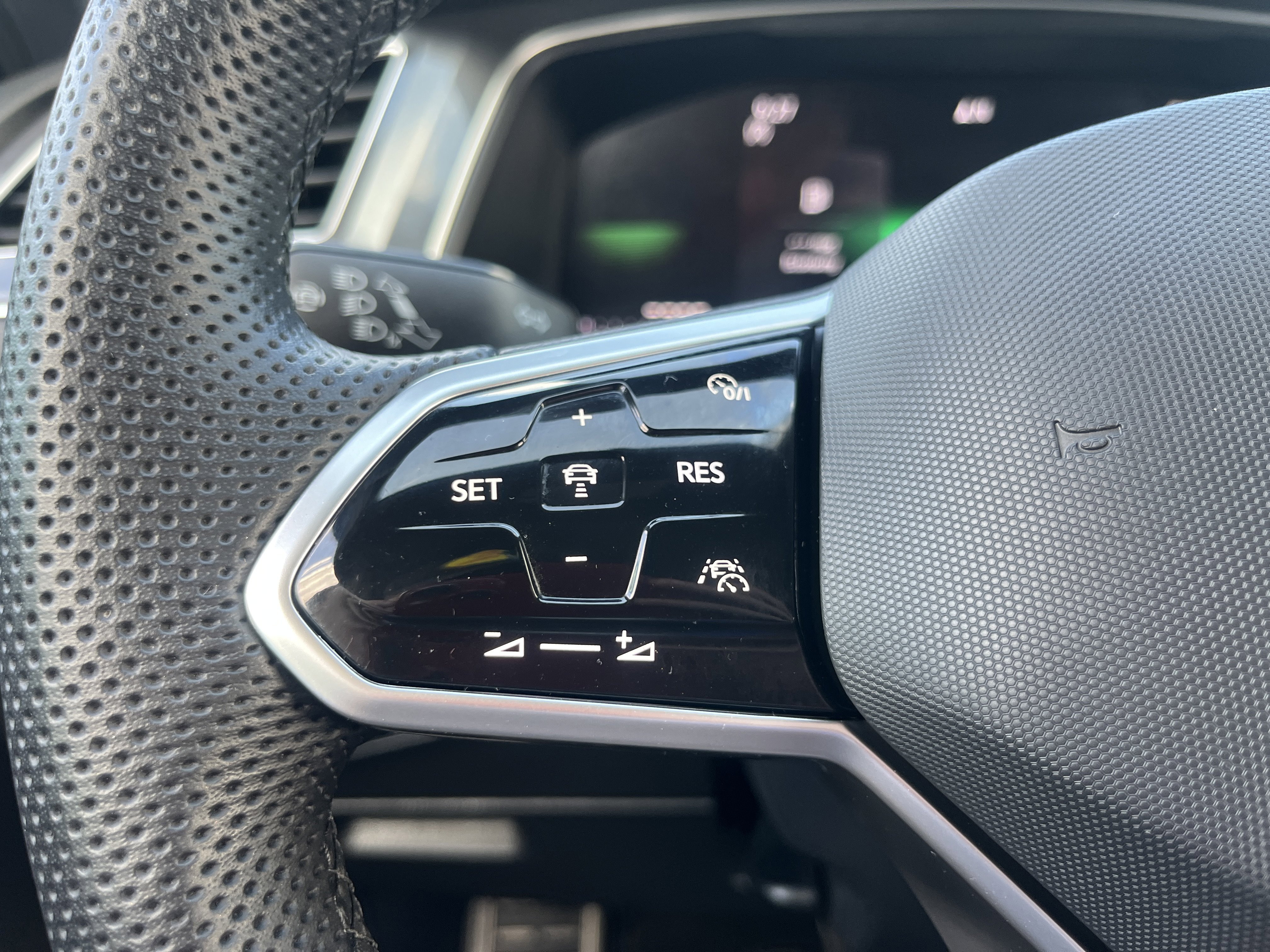 Used 2024 Volkswagen Tiguan SE R-Line image 19