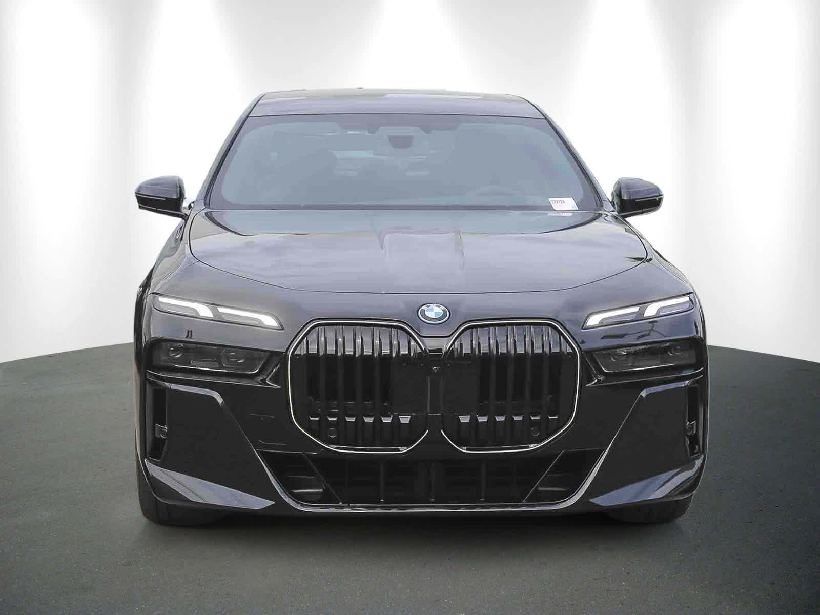 Used 2025 BMW 750e xDrive image 2