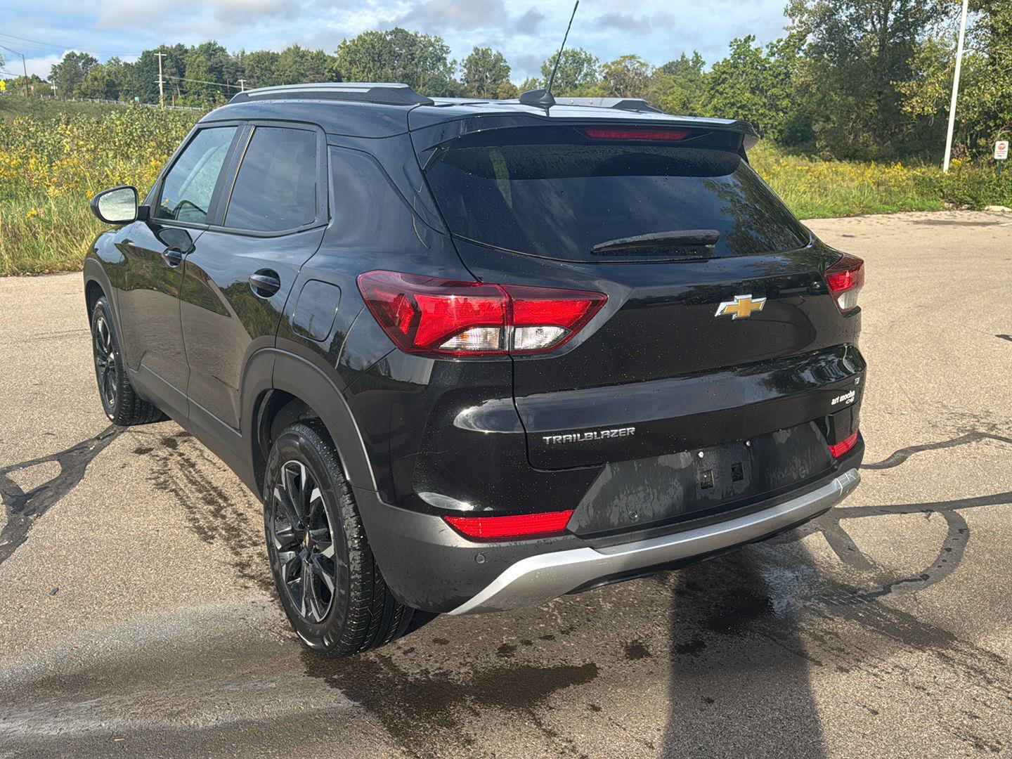 Used 2022 Chevrolet TrailBlazer LT w/ Convenience Package FWD image 3