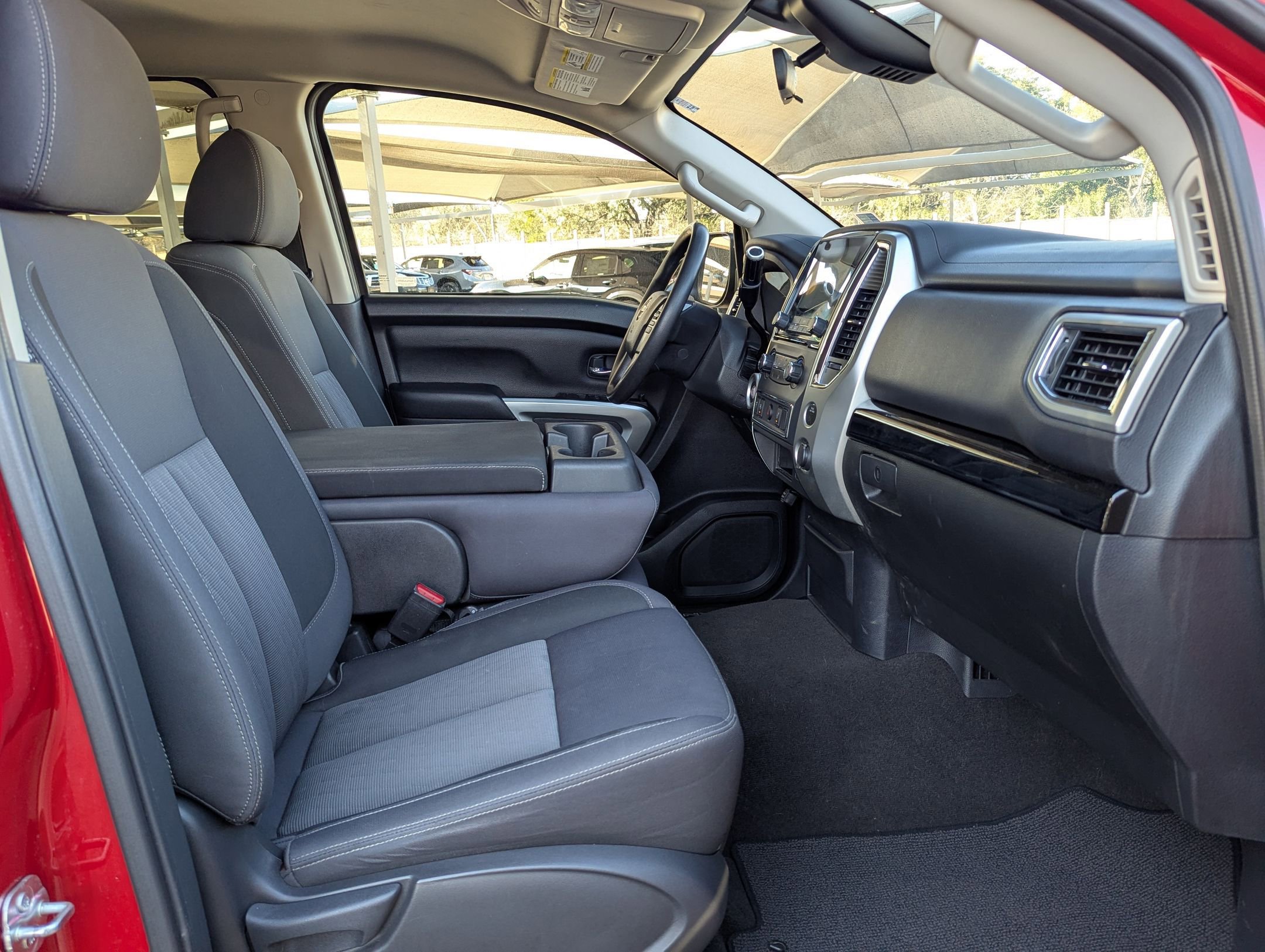 Used 2020 Nissan Titan SV image 27