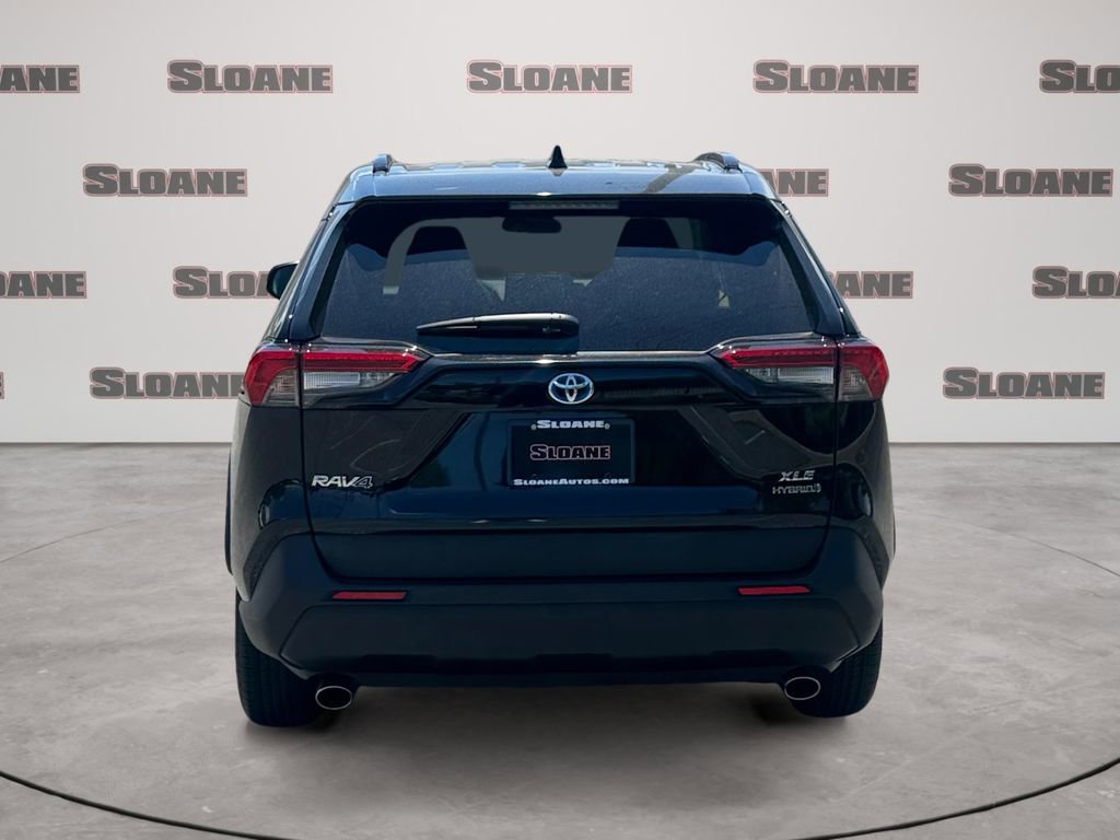 Used 2021 Toyota RAV4 XLE w/ Convenience Package AWD/4WD image 4
