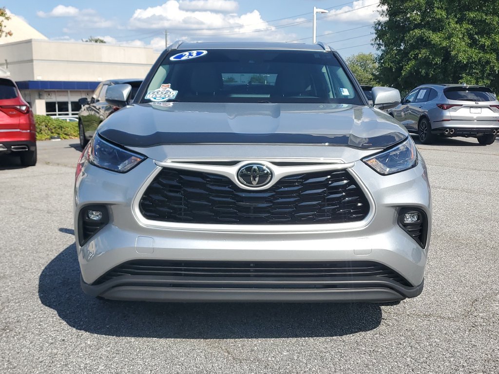 Used 2023 Toyota Highlander XLE FWD image 2