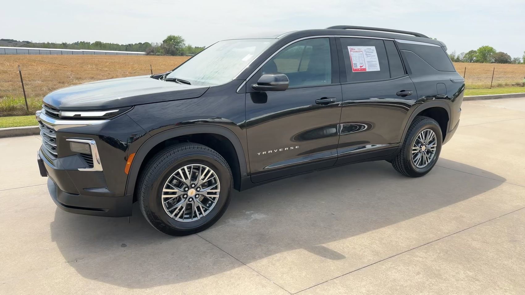 Used 2025 Chevrolet Traverse LT FWD image 4