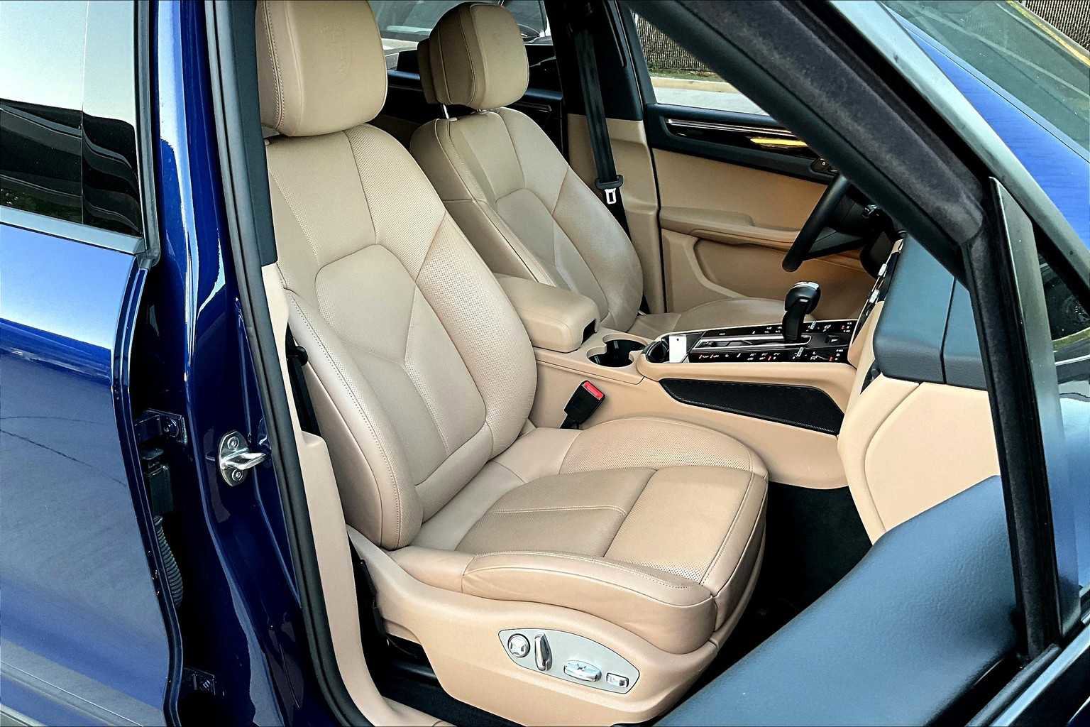 Used 2023 Porsche Macan Turbo AWD/4WD image 17