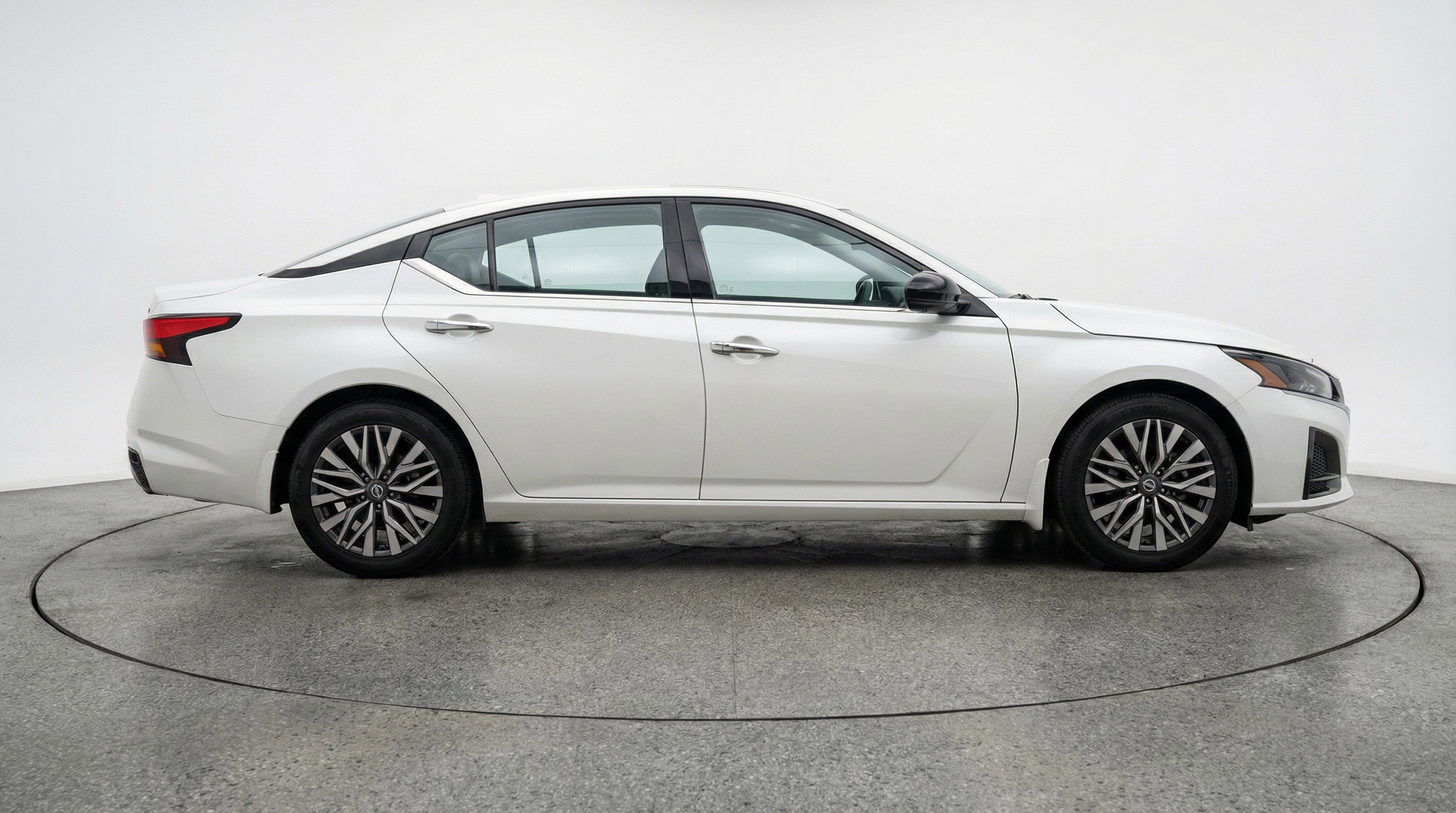 Used 2025 Nissan Altima 2.5 SV image 11