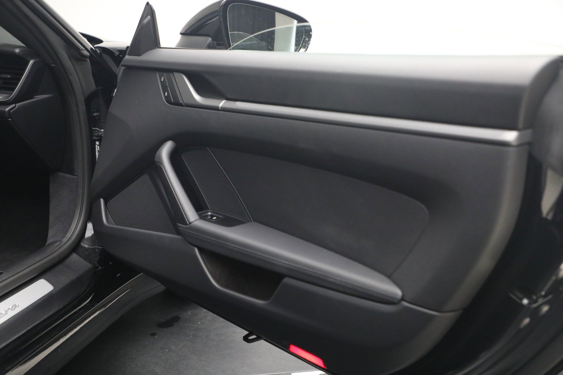 Used 2025 Porsche 911 Carrera RWD image 25
