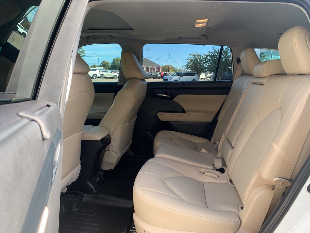 Used 2023 Toyota Highlander XLE FWD image 26