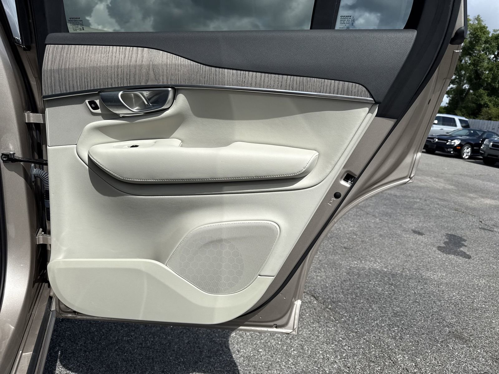 Used 2024 Volvo XC90 T8 Plus w/ Protection Package Premier image 33