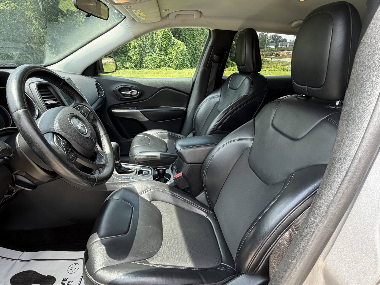 Used 2019 Jeep Cherokee Latitude Plus AWD/4WD image 11