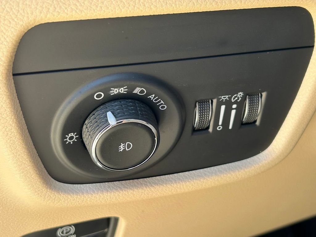 Used 2023 Jeep Grand Cherokee L Limited w/ Luxury Tech Group II AWD/4WD image 31