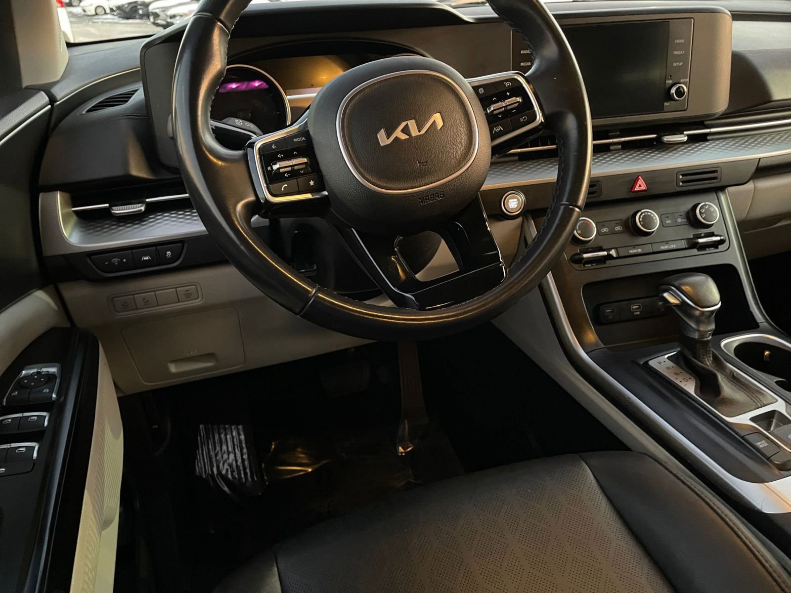 Used 2023 Kia Carnival LX image 34