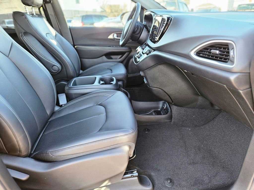 New 2026 Chrysler Voyager LX image 7