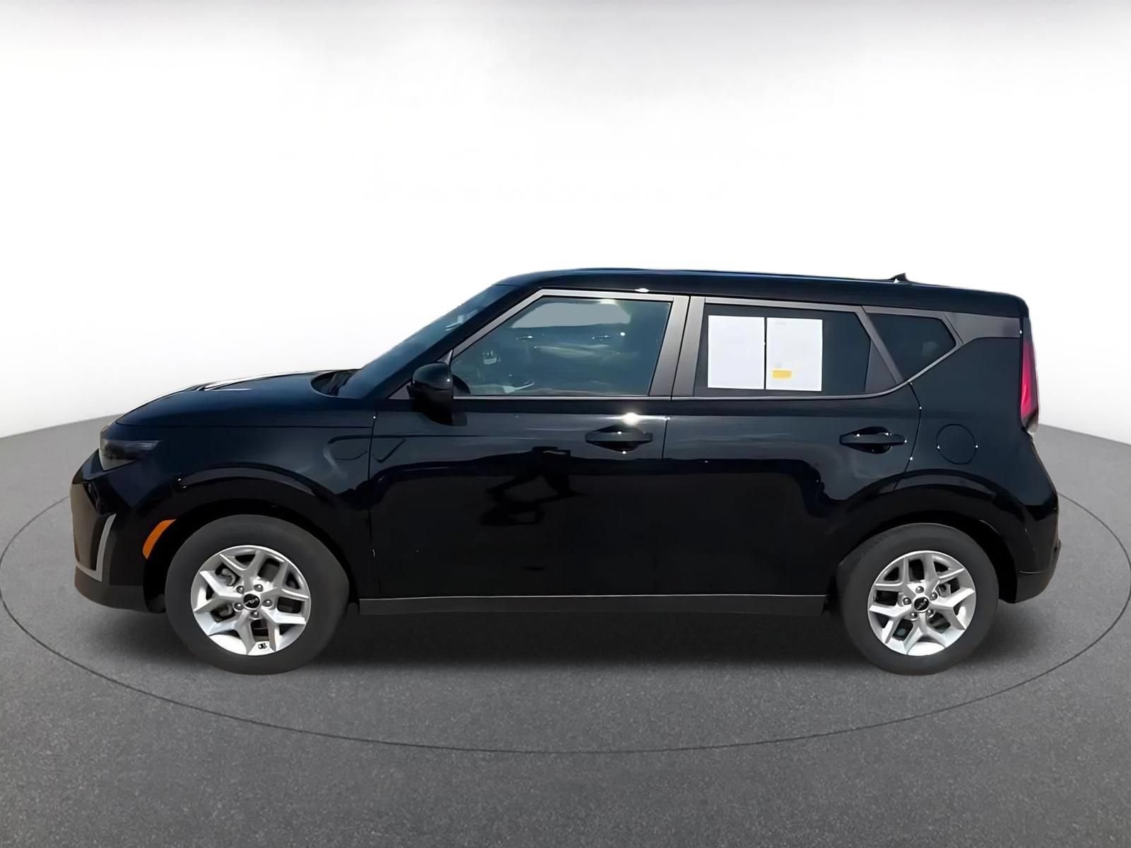 Used 2025 Kia Soul LX w/ LX Technology Package FWD image 8