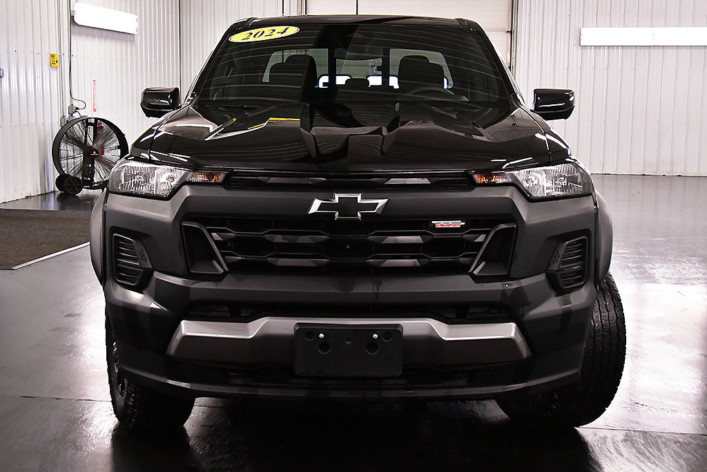 Used 2024 Chevrolet Colorado Trail Boss w/ Technology Package AWD/4WD image 2