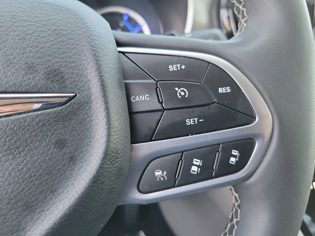 Used 2024 Chrysler Pacifica Select image 7