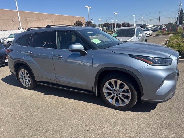 Used 2023 Toyota Highlander Limited AWD/4WD image 3