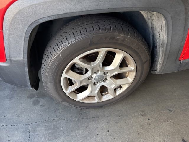 Used 2017 Jeep Renegade Latitude image 3