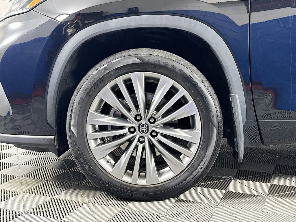 Used 2023 Toyota Highlander Platinum image 32