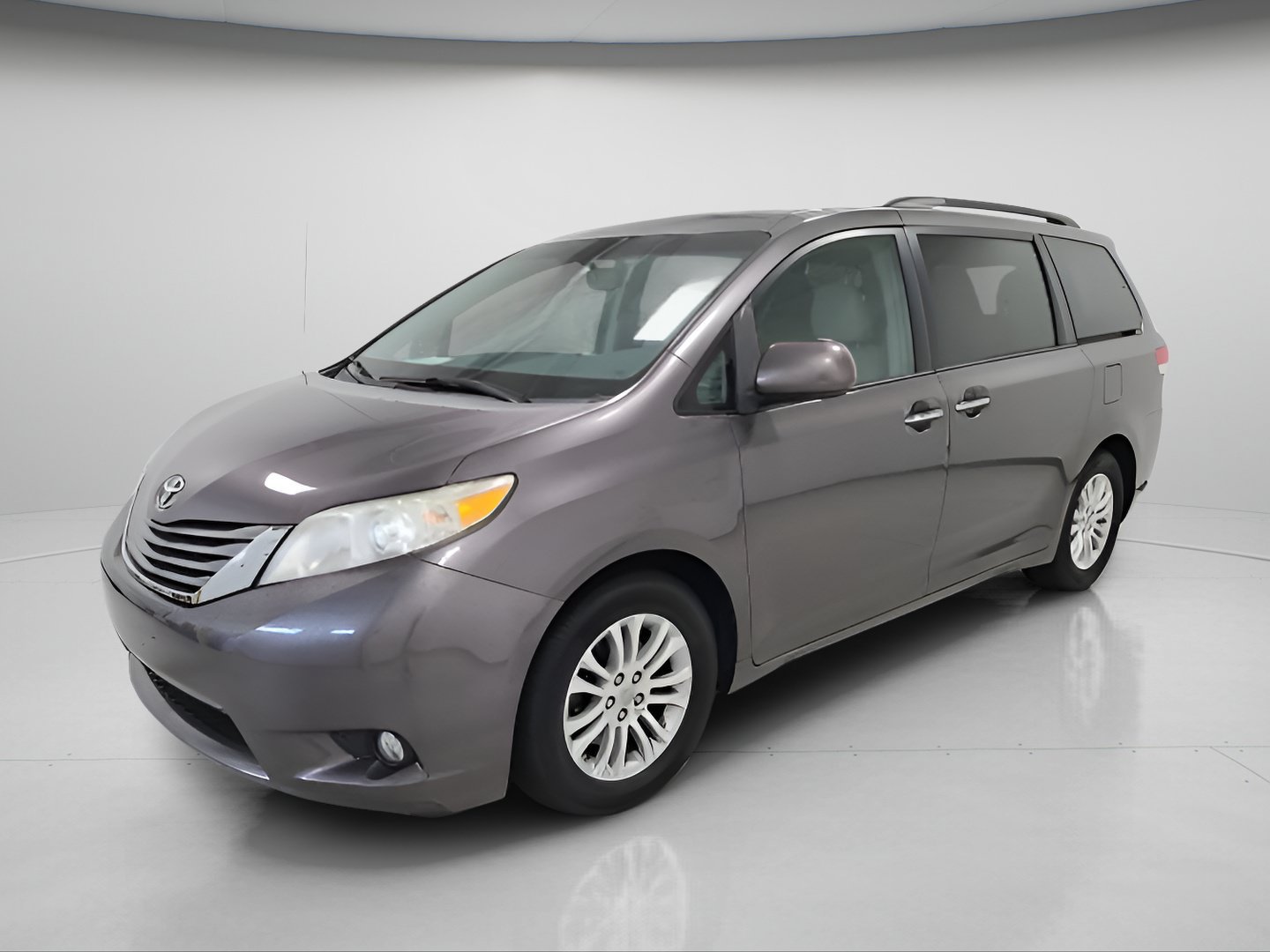 Used 2014 Toyota Sienna XLE w/ Entertainment Package FWD image 3