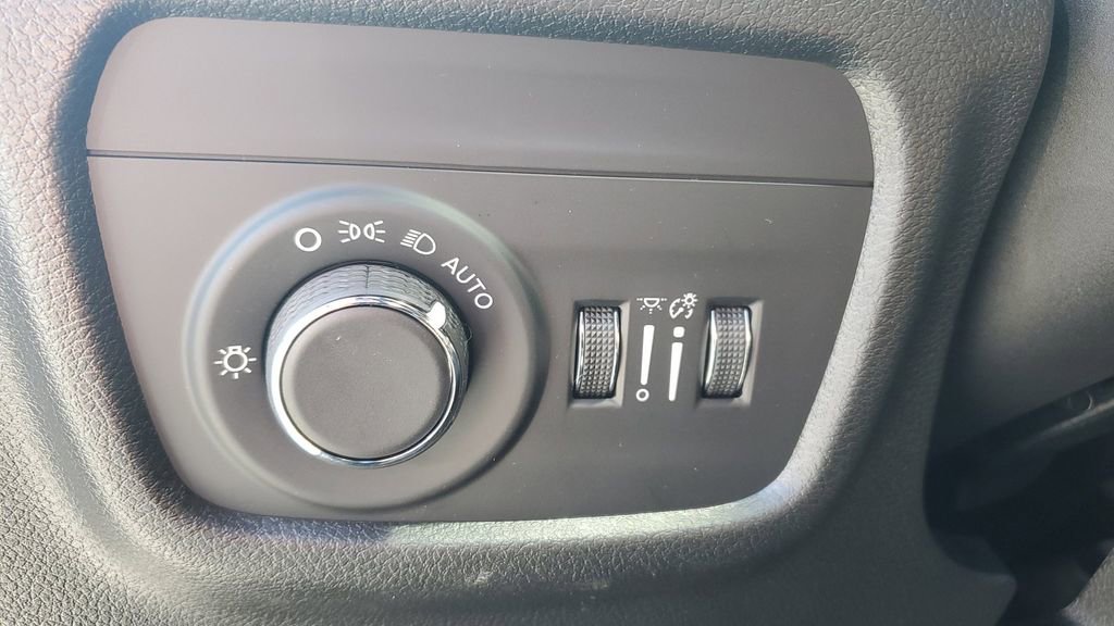 New 2025 Jeep Grand Cherokee Altitude image 23