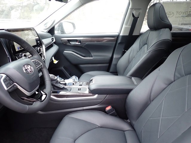New 2026 Toyota Highlander Platinum image 11