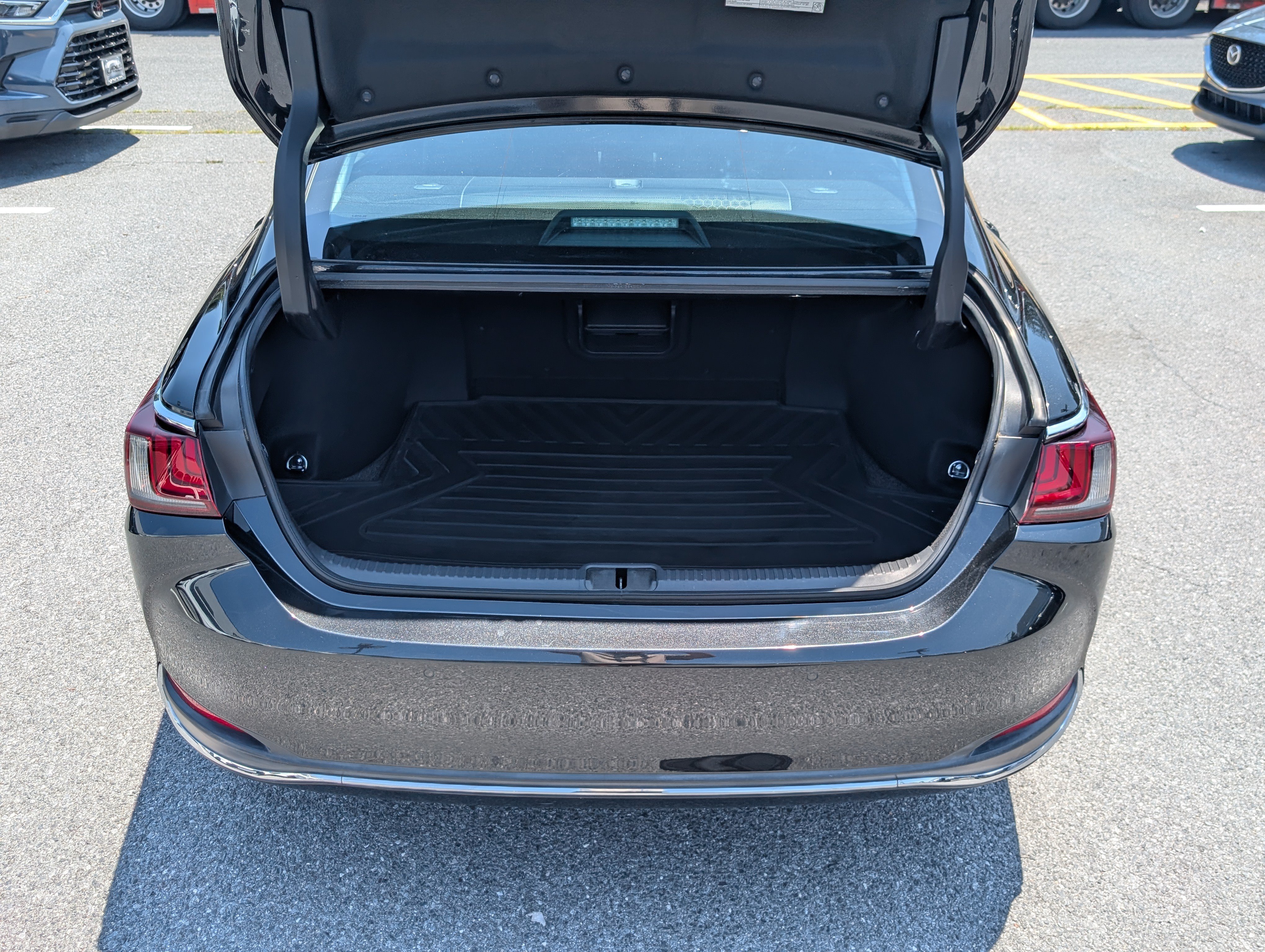 Certified 2021 Lexus ES 300h w/ Accessory Package FWD image 13