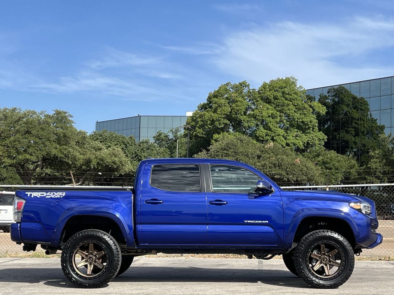 Used 2022 Toyota Tacoma TRD Sport w/ TRD Premium Sport Package AWD/4WD image 3