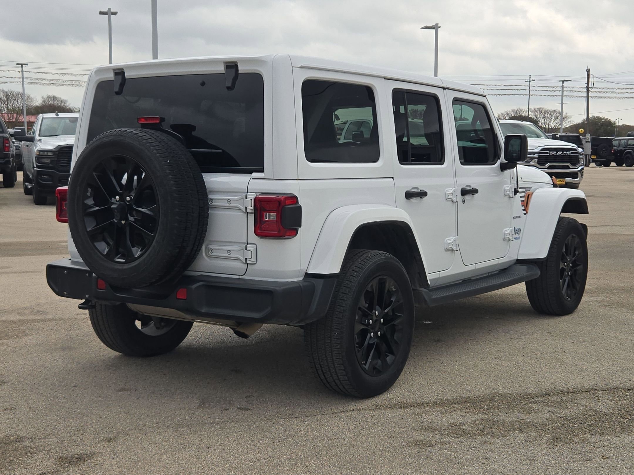 Used 2021 Jeep Wrangler Unlimited Sahara image 3