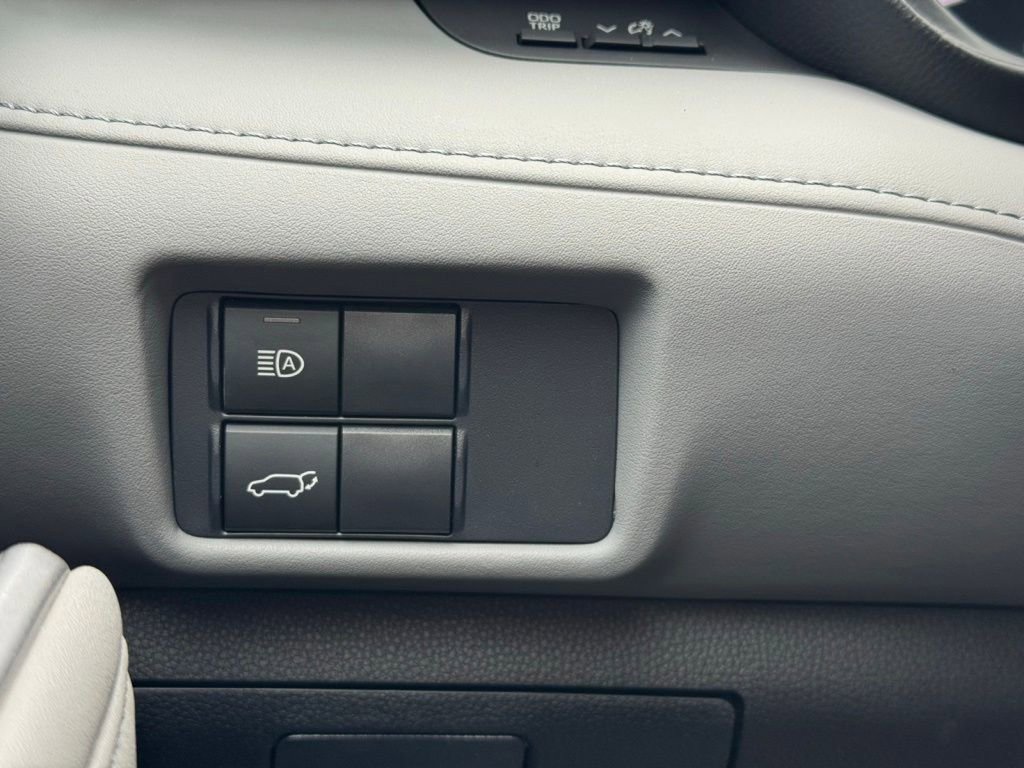 Used 2021 Toyota Highlander XLE AWD/4WD image 28