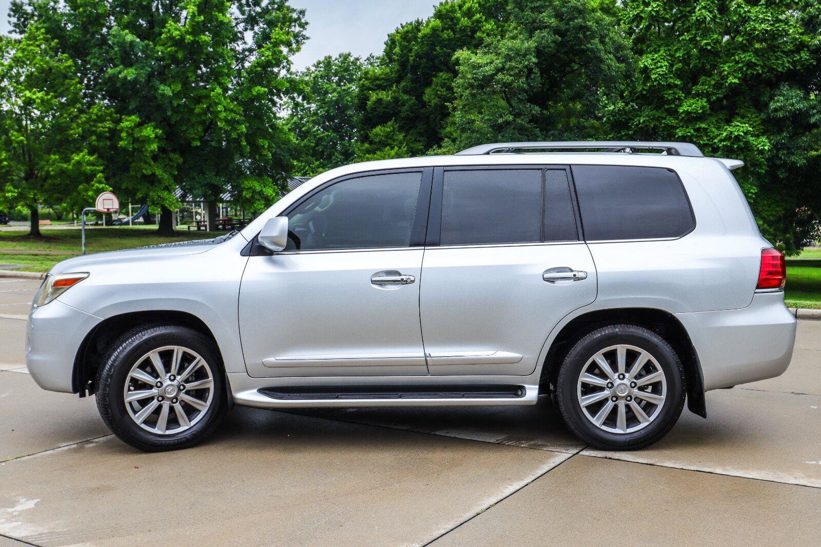 Used 2011 Lexus LX 570 4WD w/ Luxury Pkg image 4