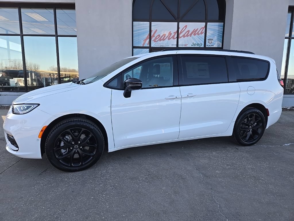 New 2026 Chrysler Pacifica Select w/ S Appearance Package AWD/4WD image 4