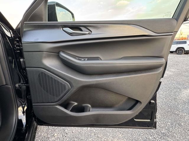 New 2025 Jeep Grand Cherokee Altitude image 12