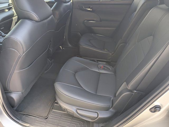 Used 2022 Toyota Highlander XLE AWD/4WD image 18