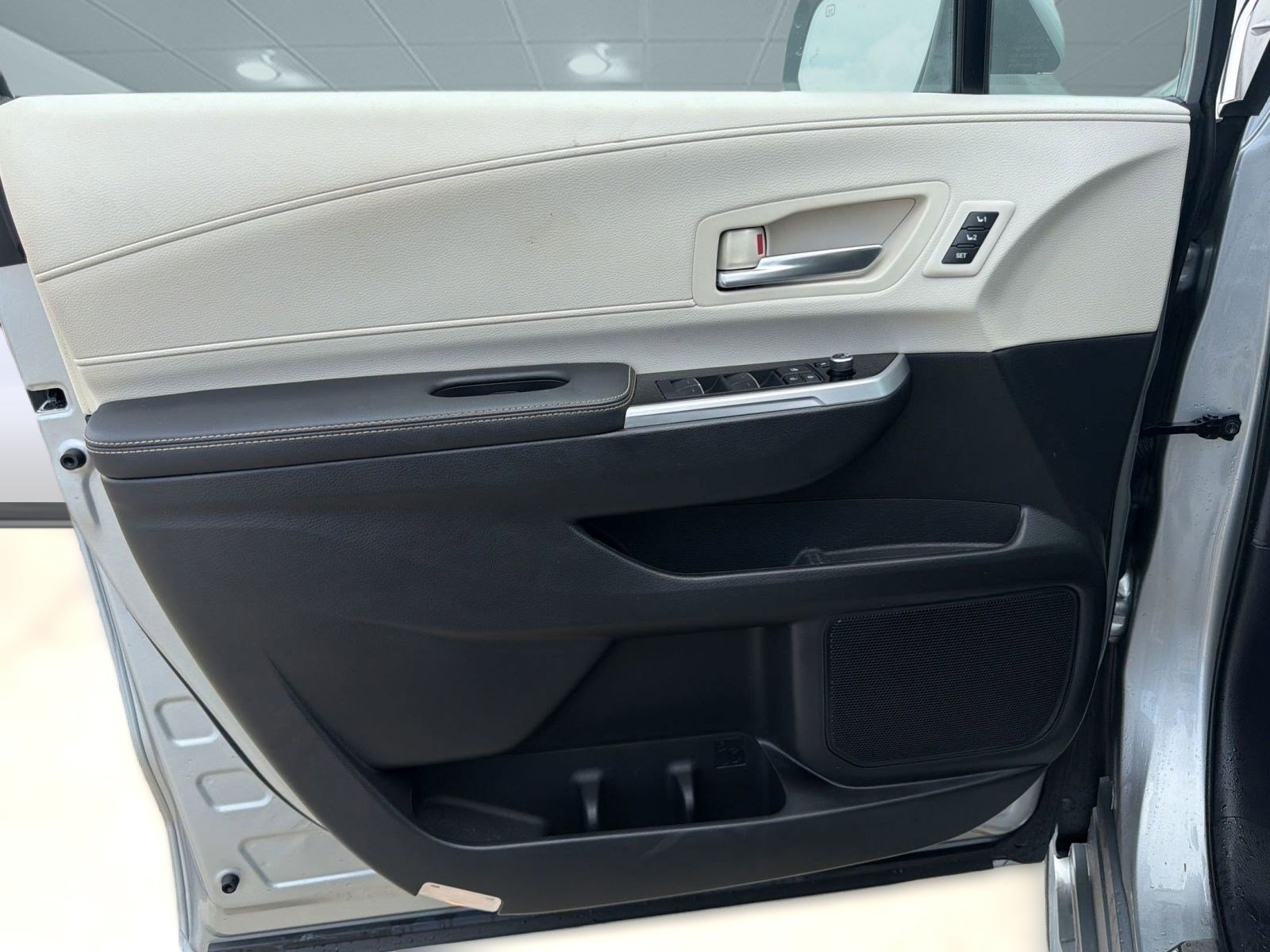 Used 2025 Toyota Sienna Platinum FWD image 11
