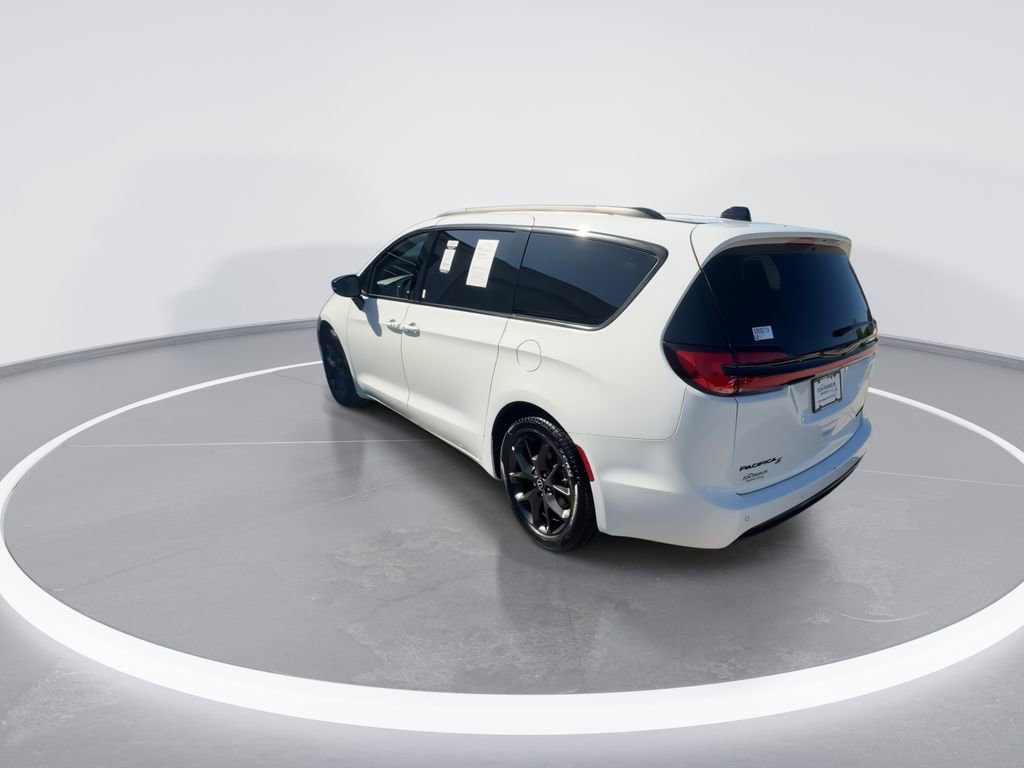 Used 2025 Chrysler Pacifica Limited FWD image 6