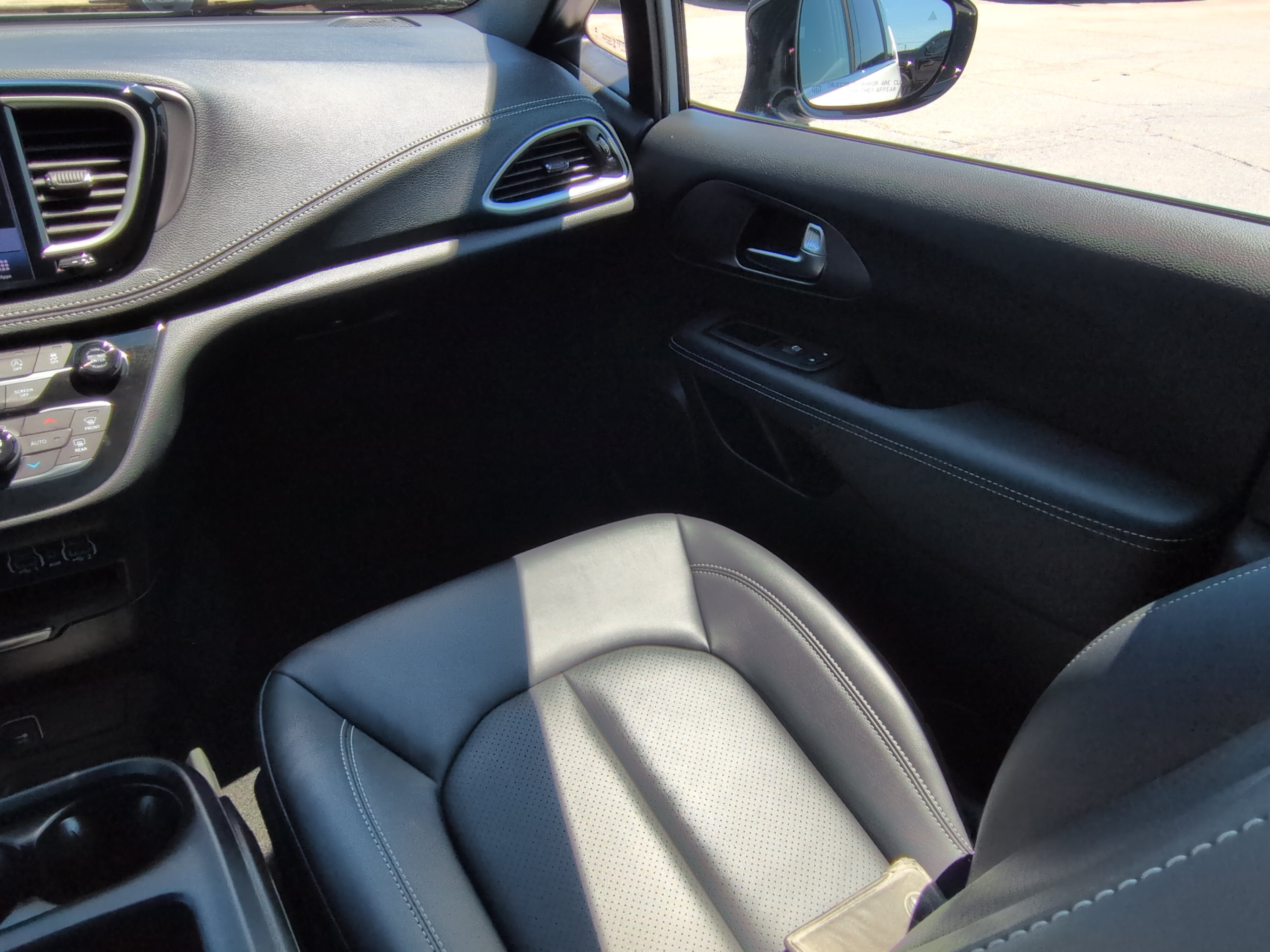 Certified 2025 Chrysler Pacifica Select FWD image 15