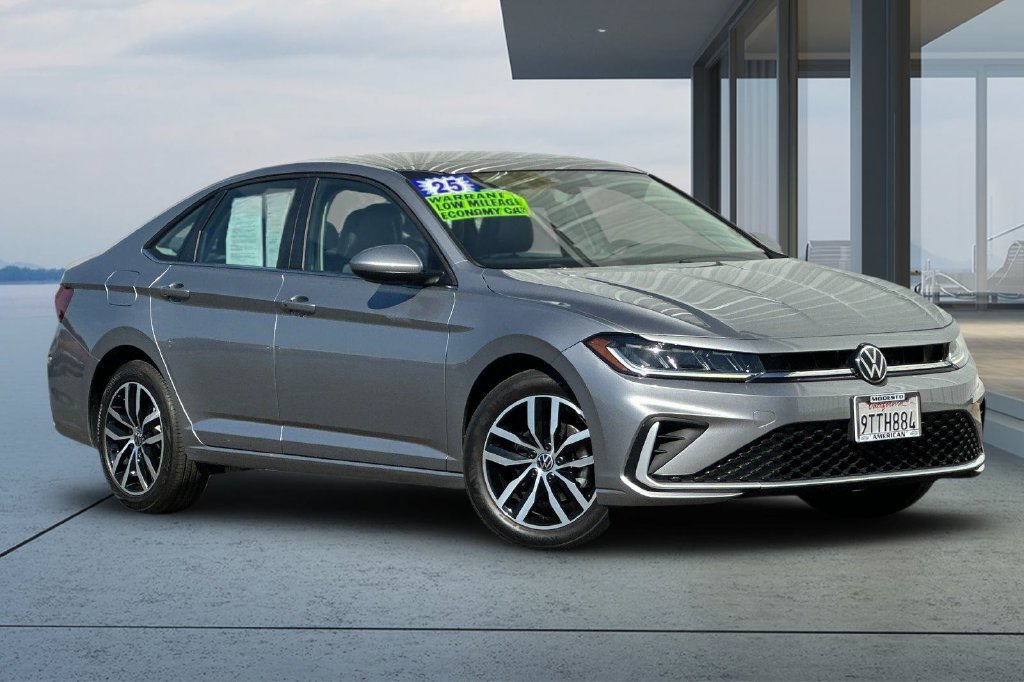 Used 2025 Volkswagen Jetta SE FWD image 2