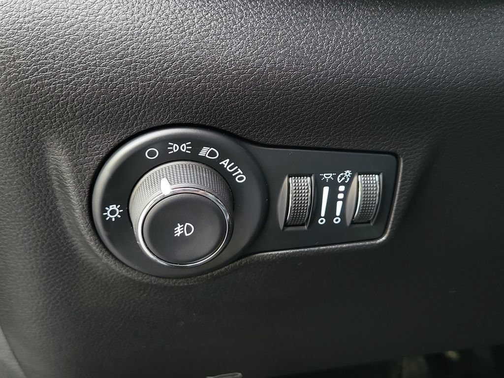 Used 2025 Jeep Compass Latitude w/ Sun & Sound Group AWD/4WD image 24