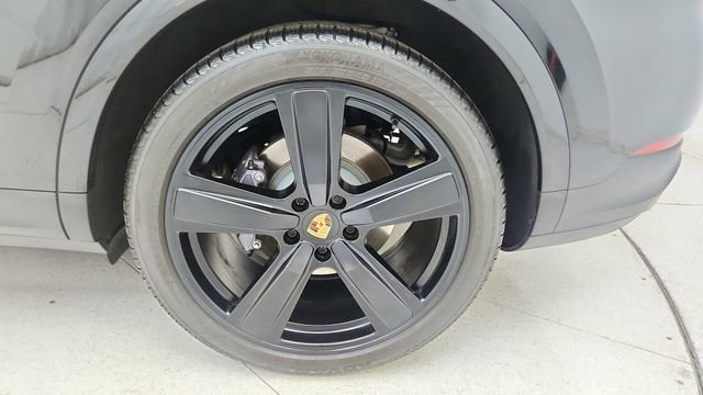 Used 2025 Porsche Cayenne w/ Premium Package image 60