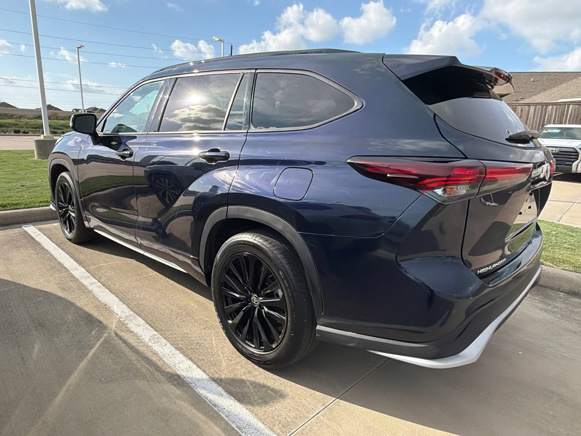 Used 2025 Toyota Highlander XSE AWD/4WD image 5