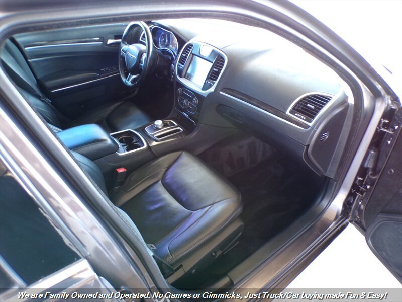 Used 2015 Chrysler 300 Limited RWD image 29