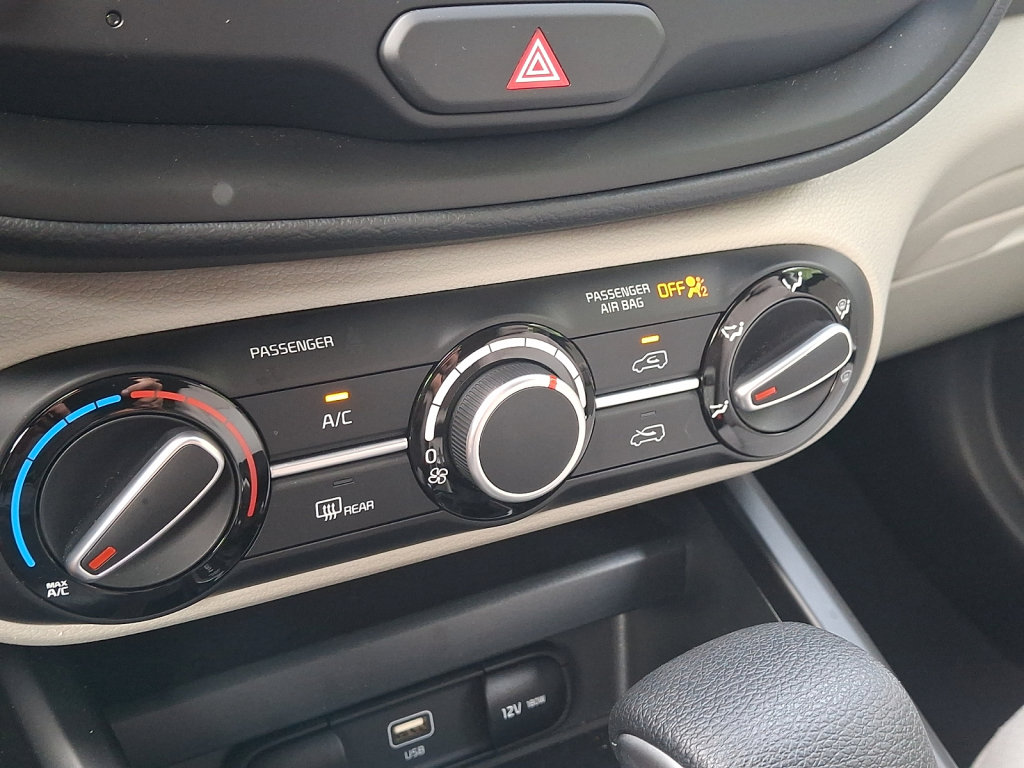 Used 2025 Kia Soul LX w/ LX Technology Package FWD image 31