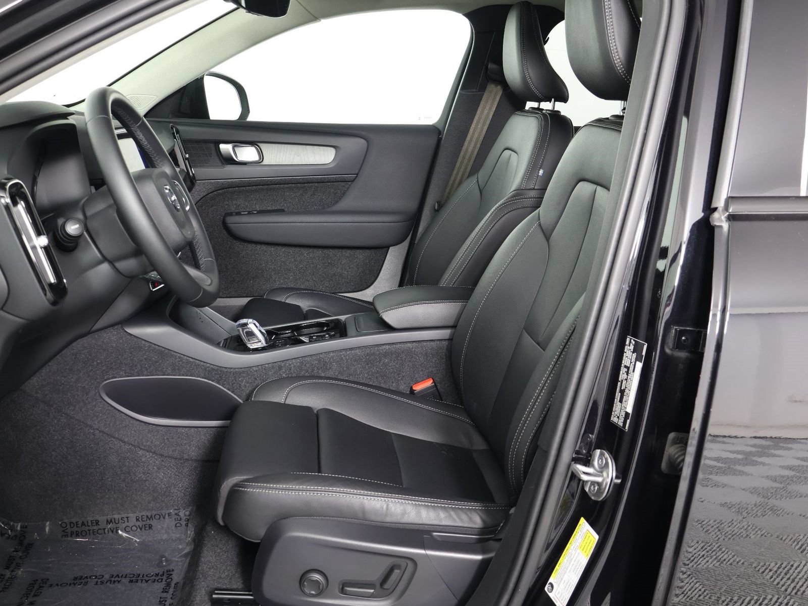 Certified 2025 Volvo XC40 B5 Plus AWD/4WD image 31