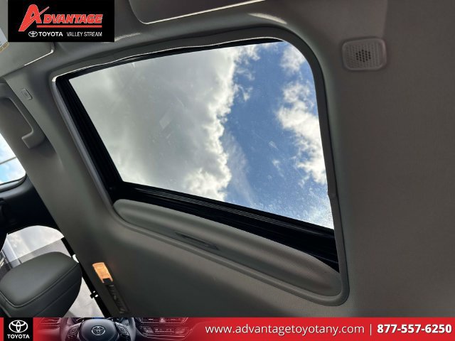 Used 2025 Toyota Sienna XLE FWD image 23
