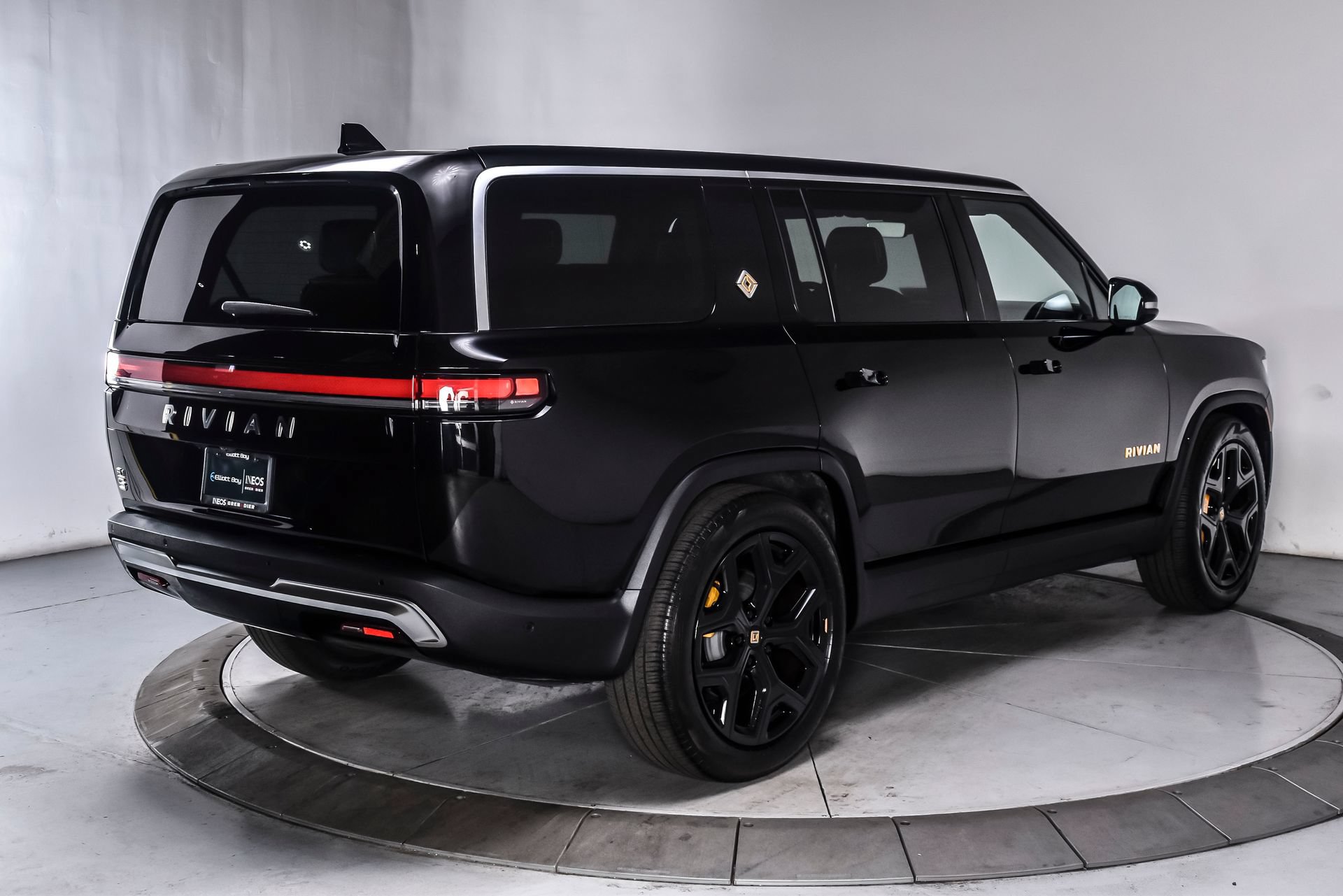 Used 2024 Rivian R1S Adventure AWD/4WD image 9