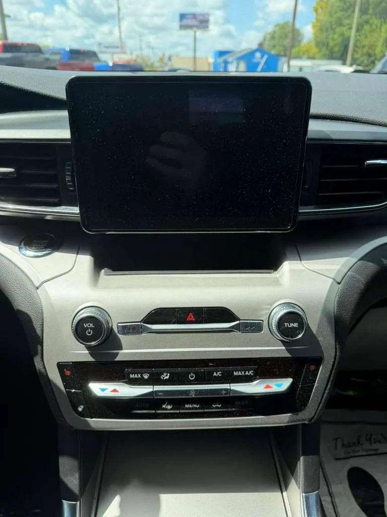 Used 2020 Ford Explorer XLT w/ Equipment Group 202A RWD image 13