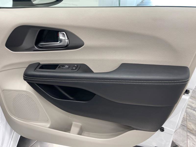 Used 2023 Chrysler Pacifica Touring-L image 53