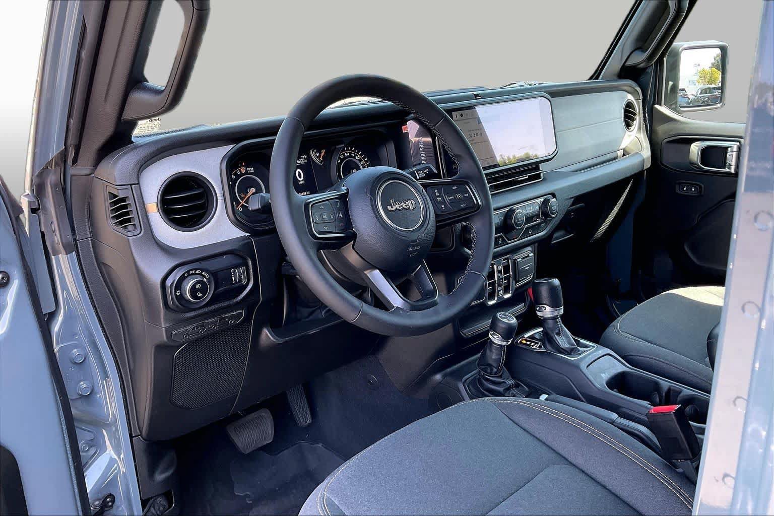 Used 2025 Jeep Gladiator Sport AWD/4WD image 16